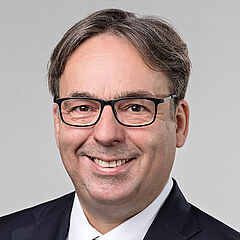 Hartmut Rauen VDMA Moderator auf dem Maschinenbau-Gipfel 2023