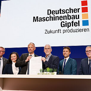 Foto vom 15. Deutschen Maschinenbau-Gipfel 2025 in Berlin - Gruppenbild