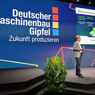 Foto vom 15. Deutschen Maschinenbau-Gipfel 2025 in Berlin - Bühnenansicht